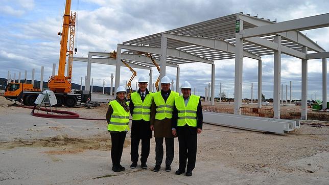 Directivos de Senoble visitan las obras de la fábrica en Talavera